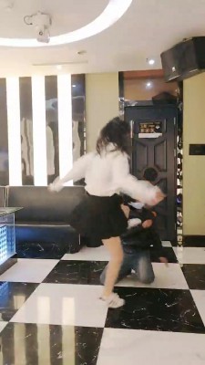 图片[2]_套路直播视频【疯狂浪子】KTV刑虐狗 bf26650_绳缚吧