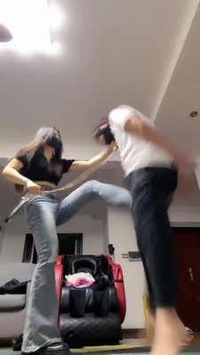图片[2]_套路直播视频【苏州十三姨】双S牛仔裤踢裆虐废狗/手铐反绑/踹头 bf26559_绳缚吧