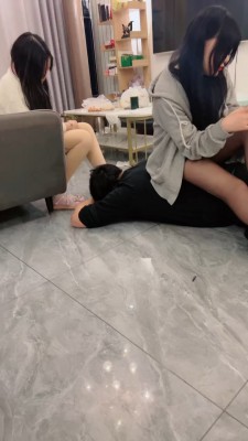 图片[9]_套路直播视频【天津女仆店】双素人萝莉女仆踩狗-全体重踩踏-骑马 bf26470_绳缚吧