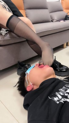 图片[10]_【桃酥】求调学弟被虐-踩踏/拖鞋耳光/闻舔裸足黑丝脚 bf26927_绳缚吧
