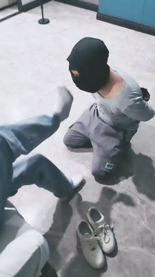 图片[2]_【小狐狸S】双S-小白鞋白袜全体重踩踏/骑马/踢踹 bf26954_绳缚吧