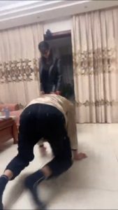 【狗哥】精神小妹强制臭脚踩-遛狗爬行-长靴舔黑丝碾压 bf26987_绳缚吧