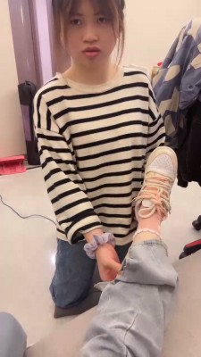 【橘子没熟】母畜-开发闺蜜做狗-下跪伺候/舔运动鞋/闻鞋袜转胯 bf26917_绳缚吧