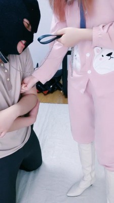 图片[6]_【Lisa宝宝】晨起洗脚舔裸足伺候/白长靴踢裆/虐乳耳光 JS230409_绳缚吧