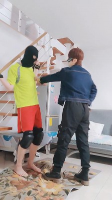 【伯爵】女特勤踢踹虐刑奴/踩踏/毛巾窒息/骑马/皮带狠抽 bf27134_绳缚吧