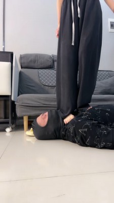 图片[2]_【文文文】精神小妹裸足全体重踩/手脚耳光  bf26958_绳缚吧