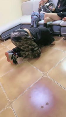 【安琪】推荐-6S群调群虐-喝圣水/脏鞋踩踏喂食【完整版】bf26978_绳缚吧
