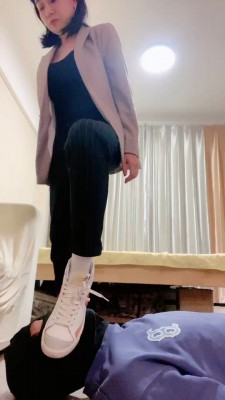 图片[8]_【小妮】夜跑后运动鞋白袜舔/吃烟灰.骑马舔裸足 bf26973_绳缚吧