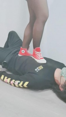 【小欣欣情侣】开发蹂躏脚垫/帆布鞋小白鞋跳踩 bf26942_绳缚吧