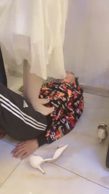 【依依子】肉丝全体重踩踏/鞭打/虐乳臭脚狂舔 bf27446_绳缚吧