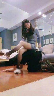 图片[3]_【嘉妮】毛拖鞋黑丝舔/鞭打人体座椅/碾压脚垫 bf27469_绳缚吧