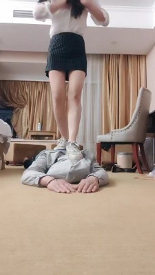 图片[2]_【馨雅】五花大绑小白鞋+高跟全体重踩踏 bf27457_绳缚吧