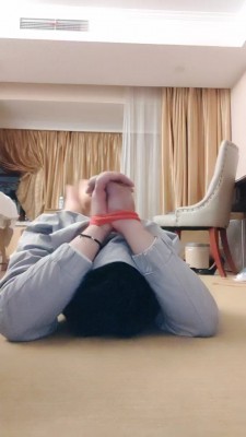 图片[4]_【馨雅】五花大绑小白鞋+高跟全体重踩踏 bf27457_绳缚吧