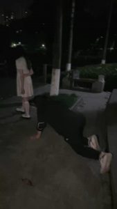 【绝美双S】姐妹花户外遛狗-捆绑树上各种羞辱 bf27478_绳缚吧