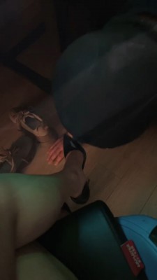 【汐言】网吧包间偷闻鞋子被发现【下】 bf27242_绳缚吧