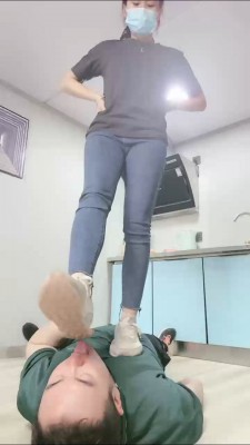 【小劳拉】运动鞋全体重踩踏/强制喂食 bf27269_绳缚吧