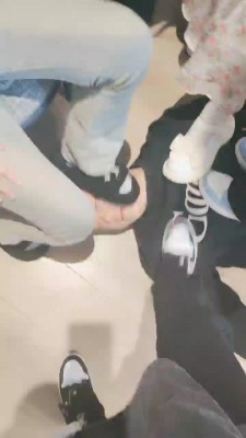 图片[2]_【爆爆】4素人S-轮流抽耳光/穿鞋踩踏碾压/遛狗 bf2731_绳缚吧