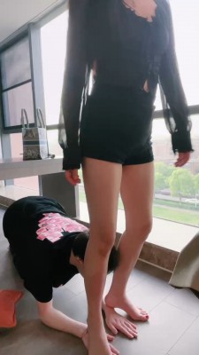 图片[6]_【琪琪大人】桌下视角羞辱/提档/裸足踩踏 bf27324_绳缚吧
