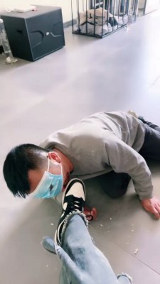 图片[2]_【宫雪大大】脏运动鞋碾压食物喂食/脏鞋底踩狗脸 bf27310_绳缚吧