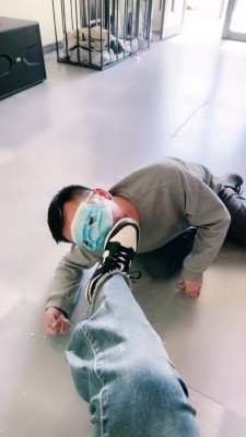 图片[3]_【宫雪大大】脏运动鞋碾压食物喂食/脏鞋底踩狗脸 bf27310_绳缚吧