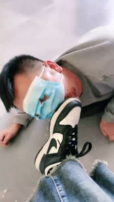 图片[4]_【宫雪大大】脏运动鞋碾压食物喂食/脏鞋底踩狗脸 bf27310_绳缚吧