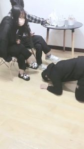 【粥粥大人】学生情侣主-下跪舔鞋闻袜跪爬 bf27650_绳缚吧
