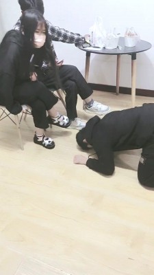 【粥粥大人】学生情侣主-下跪舔鞋闻袜跪爬 bf27650_绳缚吧