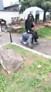 【沅芷大大】户外犬化骑马爬行/藤条抽/长靴踩踏 bf27596_绳缚吧