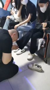 【精神小妹】4素人学生S-轮流原味脚深喉/踩踏/气味羞辱 bf27560_绳缚吧
