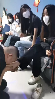图片[3]_【精神小妹】4素人学生S-轮流原味脚深喉/踩踏/气味羞辱 bf27560_绳缚吧