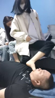 图片[4]_【精神小妹】4素人学生S-轮流原味脚深喉/踩踏/气味羞辱 bf27560_绳缚吧
