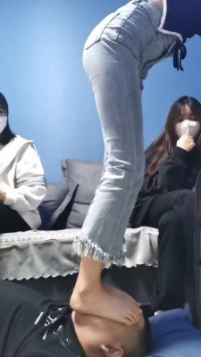 图片[6]_【精神小妹】4素人学生S-轮流原味脚深喉/踩踏/气味羞辱 bf27560_绳缚吧