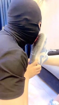图片[2]_【冷鸢大大】双S-运动鞋白袜+高跟全体重踩地毯 bf27739_绳缚吧