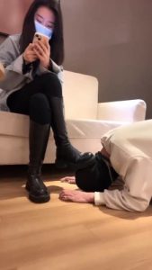 【槿一】卑微脚垫桌下舔鞋实录 bf27678_绳缚吧