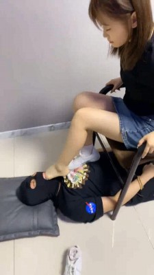 图片[4]_【调教视频】【精神小妹】强制原味呼吸/踩踏深喉/踢踹跺头_绳缚吧