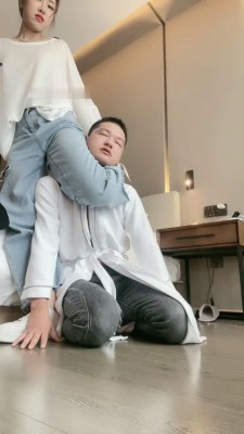 【调教视频】【辣妈】小白鞋碾压-骑马踢裆/舔地上浓痰/腿绞掐脖窒息_绳缚吧
