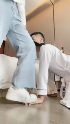 图片[2]_【调教视频】【辣妈】小白鞋碾压-骑马踢裆/舔地上浓痰/腿绞掐脖窒息_绳缚吧