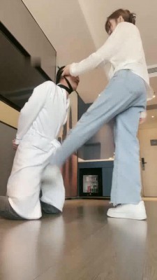图片[4]_【调教视频】【辣妈】小白鞋碾压-骑马踢裆/舔地上浓痰/腿绞掐脖窒息_绳缚吧