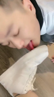 图片[6]_【调教视频】【辣妈】小白鞋碾压-骑马踢裆/舔地上浓痰/腿绞掐脖窒息_绳缚吧