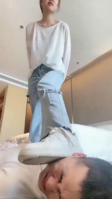 图片[9]_【调教视频】【辣妈】小白鞋碾压-骑马踢裆/舔地上浓痰/腿绞掐脖窒息_绳缚吧