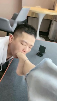 图片[11]_【调教视频】【辣妈】小白鞋碾压-骑马踢裆/舔地上浓痰/腿绞掐脖窒息_绳缚吧