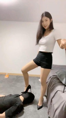 图片[8]_【调教视频】【海绵大大】长靴/高跟鞋调-踩踏/骑夹脖子鞭打/踩坐头_绳缚吧