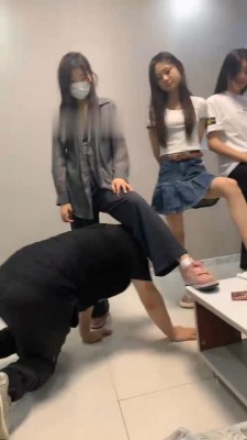 图片[4]_【橙宝】5S学生主-轮流舔鞋骑马转胯/脚踩喂食/气味羞辱 bf30594_绳缚吧