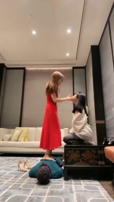 图片[3]_【调教视频】【美美子】母畜-奴下奴-踩踏/白袜塞嘴/喂口水/桌下伺候_绳缚吧