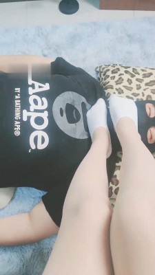 【调教视频】【萌宝儿】短白棉袜全体重踩踏_绳缚吧