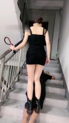 【盖洛】陪酒小妹楼道遛狗/脚下喂食/短靴踩踏 B2156_绳缚吧