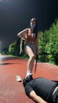图片[2]_【佳奈】户外遛狗-小白鞋闻舔踩踏/掐乳/胯下乳 B2289_绳缚吧