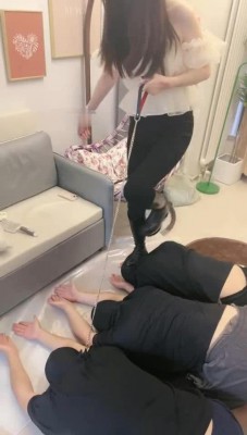 图片[3]_【槿一】一主VS三奴-跪拜闻舔袜脚/踩跺狗爪/踩踏【完整版】_绳缚吧