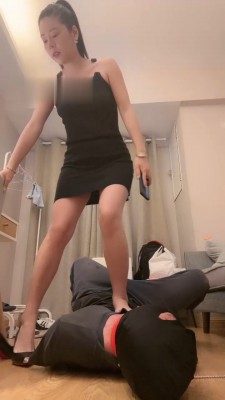 图片[7]_【猫咪大大】超大杯圣水/高跟踩踏/口水耳光舔裸足鞋底/_绳缚吧