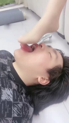 图片[11]_【饼干大大】带闺蜜调狗-转胯/舔脏鞋底闻袜子/踩踏踢踹_绳缚吧